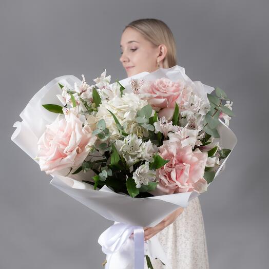 Букет из альстромерий и гортензии