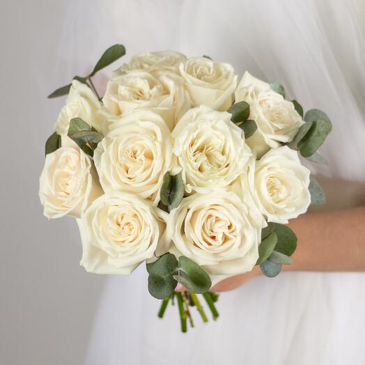 Букет невесты из пионовидных роз и эвкалипта «Безупречная классика»