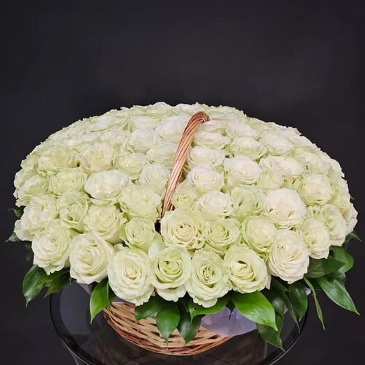 Корзина из роз 55 шт