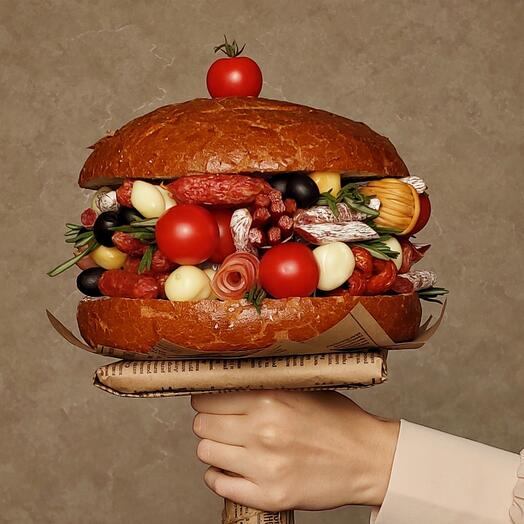 Мужской букет Бургер с колбасами и сырами