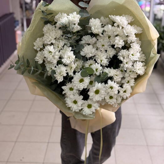 Гигант из хризантем с эвкалиптом