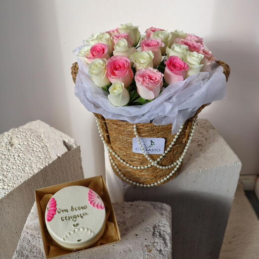 Корзина с белыми и розовыми розами + бенто