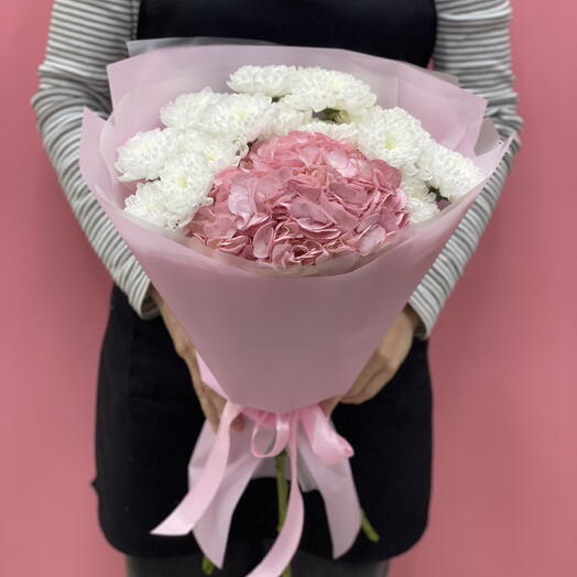 Розовая гортензия и хризантемы