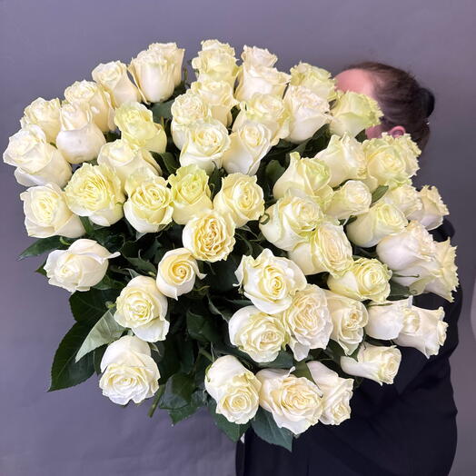 55 белоснежных роз