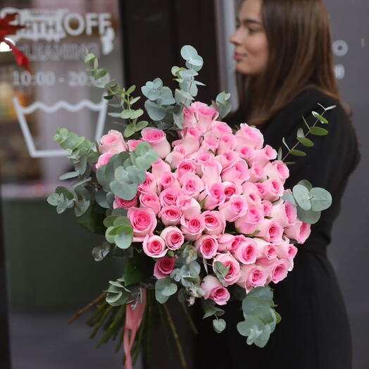 Вау букет из 51 розовой розы и эвкалипта