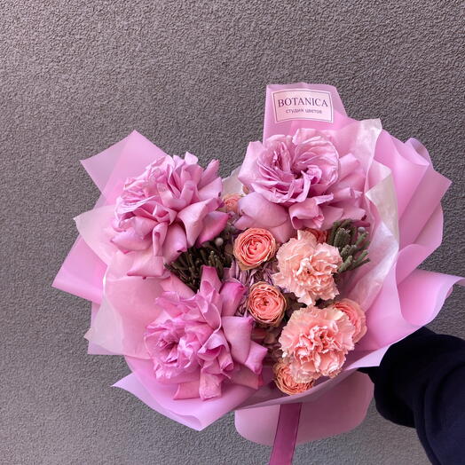 Букет из гортензии с пионовидными розами и брунией