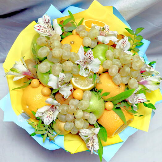 Фруктовый букет из цитрусов, яблок с альстромерией