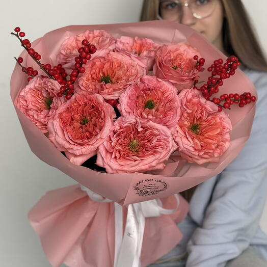 Пионовидные розы и Илекс