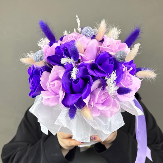 Фиолетовая композиция из мыльных цветов с сухоцветами 32