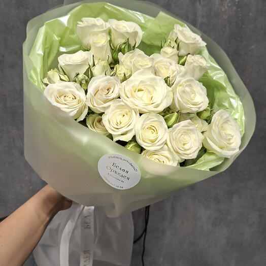 Букет из белых кустовых роз 7