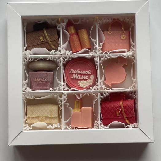 Набор шоколада в виде сумочек и косметики для модной мамы