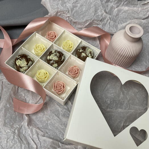 Набор из шоколадных пионов и розочек с орехами кешью и миндалём