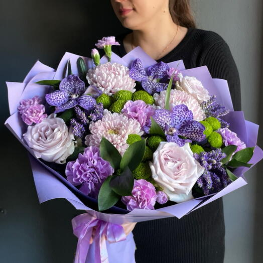 Экзотический букет с нежными розами, орхидеей Ванда, лунными гвоздиками и хризантемой