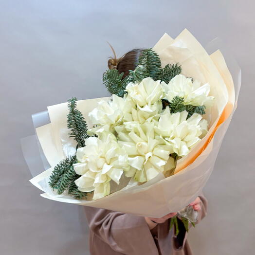 Нежный букет с белыми кружевными розами и ветками нобилиса