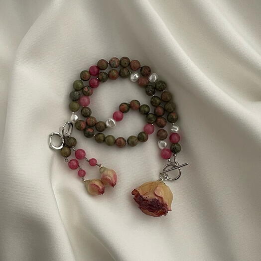 Комплект из зеленой яшмы с розами