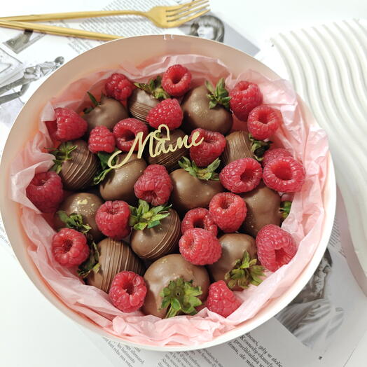 Бокс с клубникой и малиной Маме