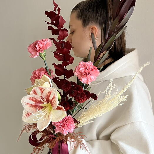 Интерьерный букет «Красный» в коробке: амариллис, гвоздика, эвкалипт стабилизированный, леукодендрон, хризантема, аспарагус