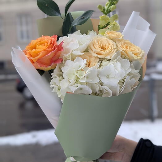 Букет "Мелодия" с гортензией, кустовой розой, эквадорской розой, антирринумом, рускусом