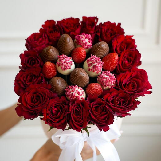 Цветы в коробке розы с клубникой