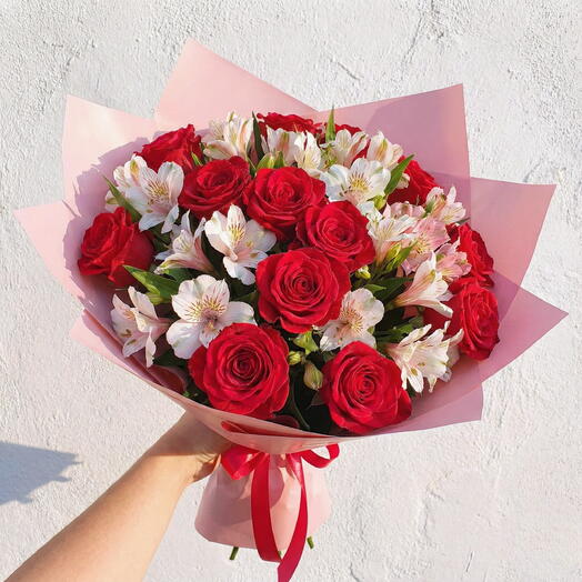 Авторский букет Душа из 9 красных роз и 9 альстромерий