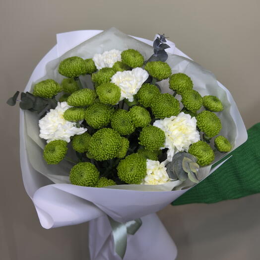 Green day | Bouquet of white carnations and green chrysanthemums with eucalyptus
