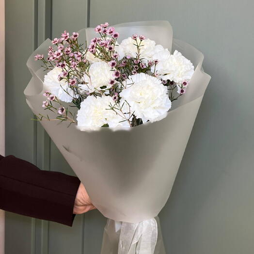 Букет с белым диантусом и хамелациумом