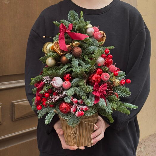 Новогодняя елка из нобилиса в красных оттенках