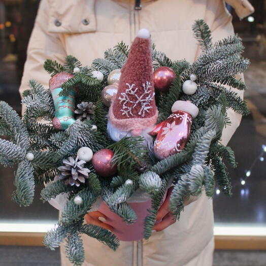 Новогодняя композиция « Звёздная ёлка» из нобилиса, новогоднего декора, новогоднего гнома на Новый год