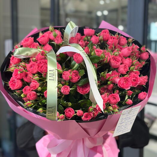 Кустовые розы в корзине