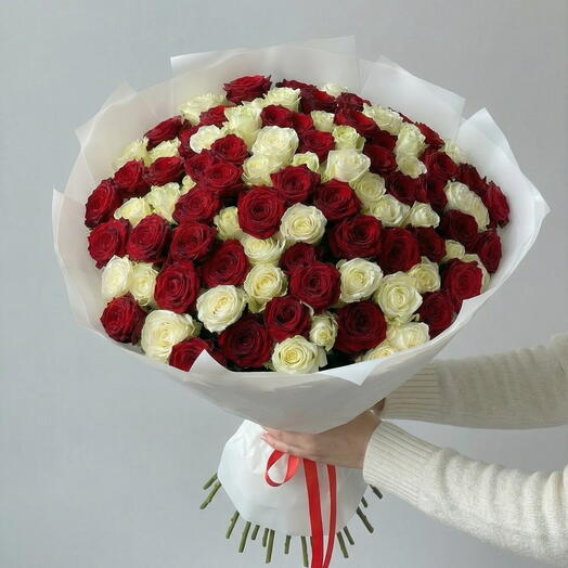 101 роза 60см микс белых и красных роз