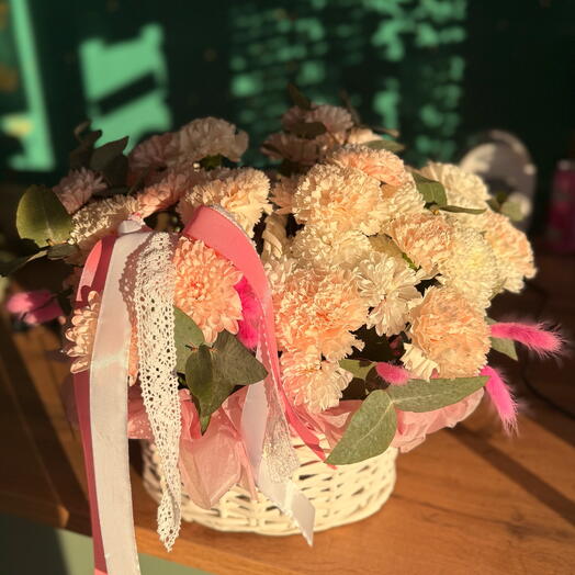 Стойкая корзина с нежными цветами