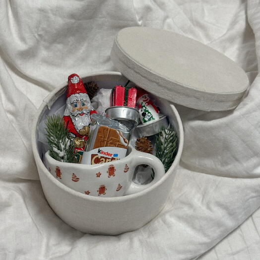 Новогодняя коробка с кружкой и сладостями