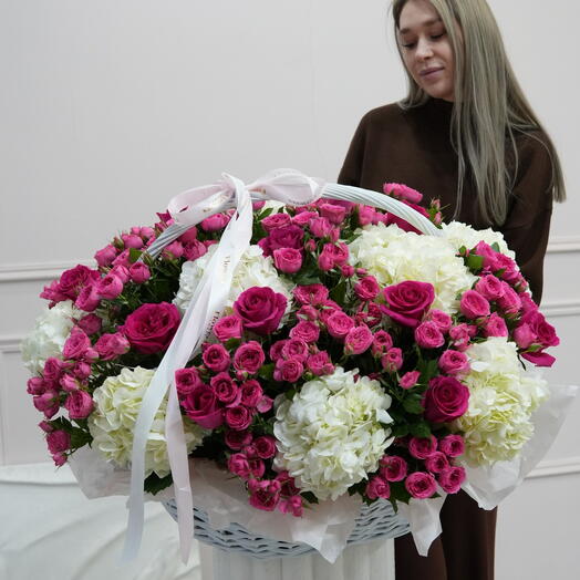 Корзина с цветами большая и яркая