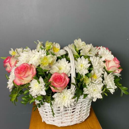 Корзина с нежными розами Джумилия и кружевной хризантемой