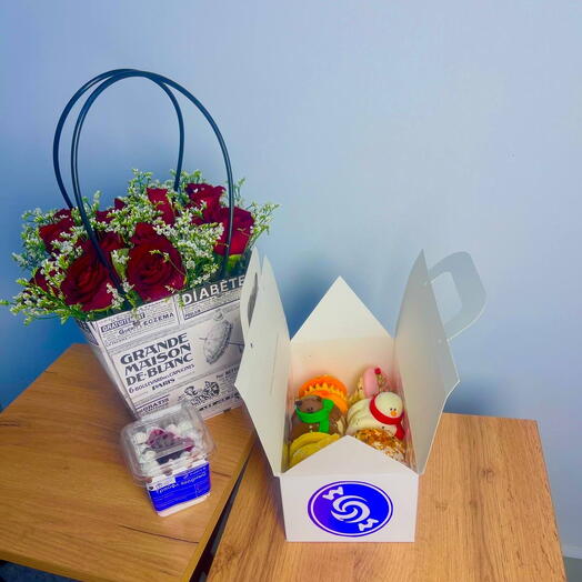 Цветы Розы+Бокс макаронсов+трайфл