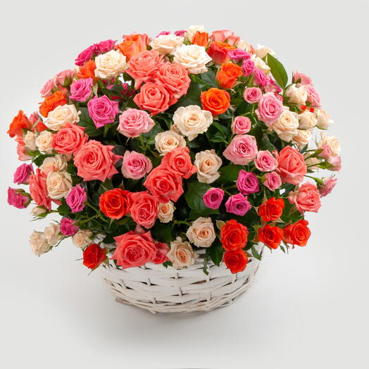 Корзина с цветами 51 кустовая роза Микс