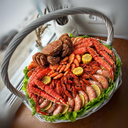 Корзина с морепродуктами и раками