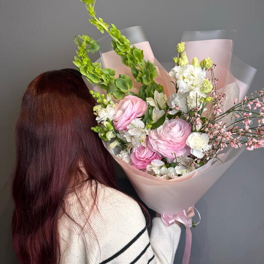 Букет с ранункулюсами и малюцелой