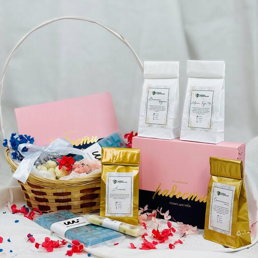 Подарочный набор корзина со сладостями и ассорти чая "Василек"