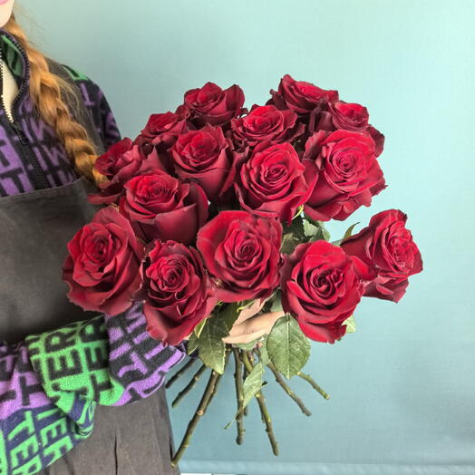 15 красных роз под ленту