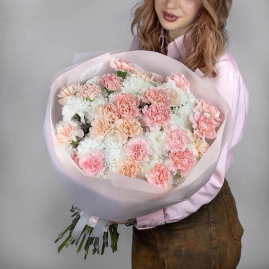 Нежный букет с гвоздикой и хризантемой Алтай, размер L