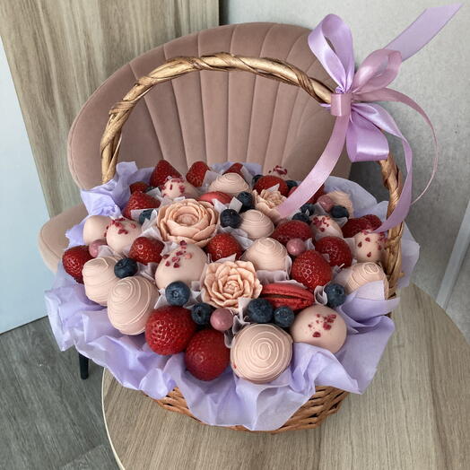 Букет корзинка клубники в шоколаде