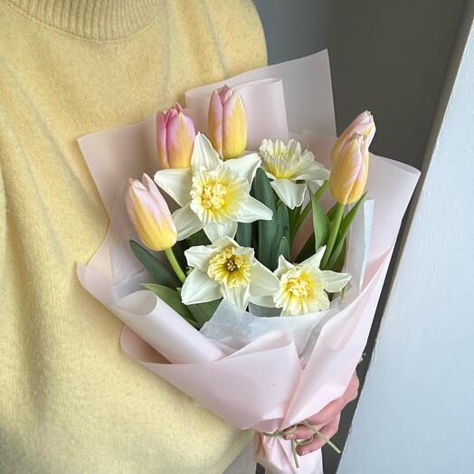 Букет с тюльпанами и нарциссами