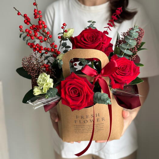 Красные розы в сумке ️