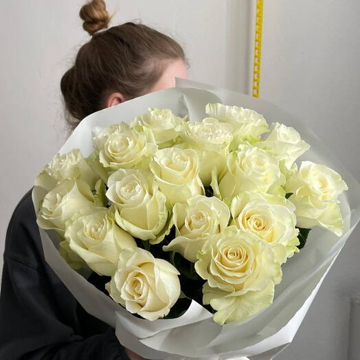 Букет из белых роз 15 штук