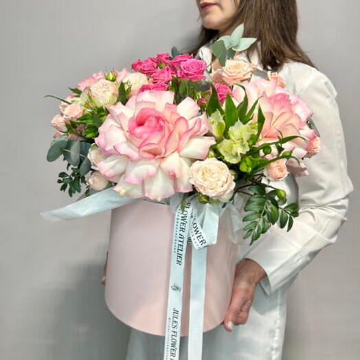 "Strawberry soufflé" rosas francesas, alstroemeria y rosas arbustivas en una Caja de sombreros