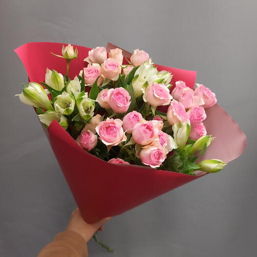 Букет из нежных кустовых роз и альстромерий