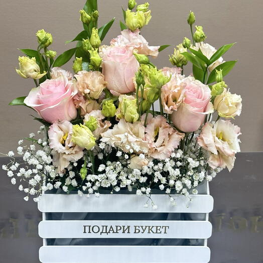 Композиция цветов в ящичке