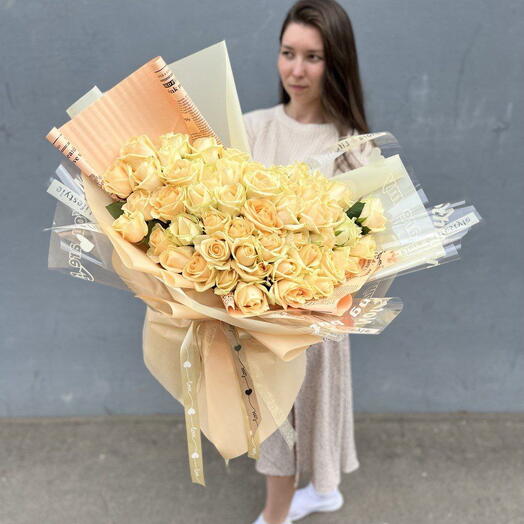 Гигант из персиковых роз