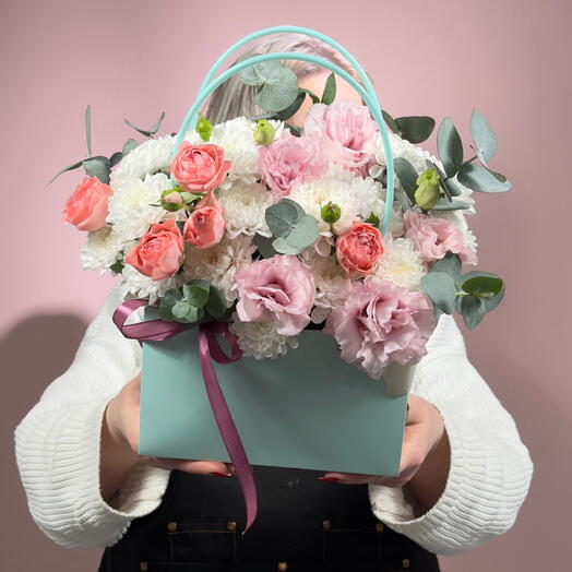 Цветы в сумочке из  кустовой розы и эустомы